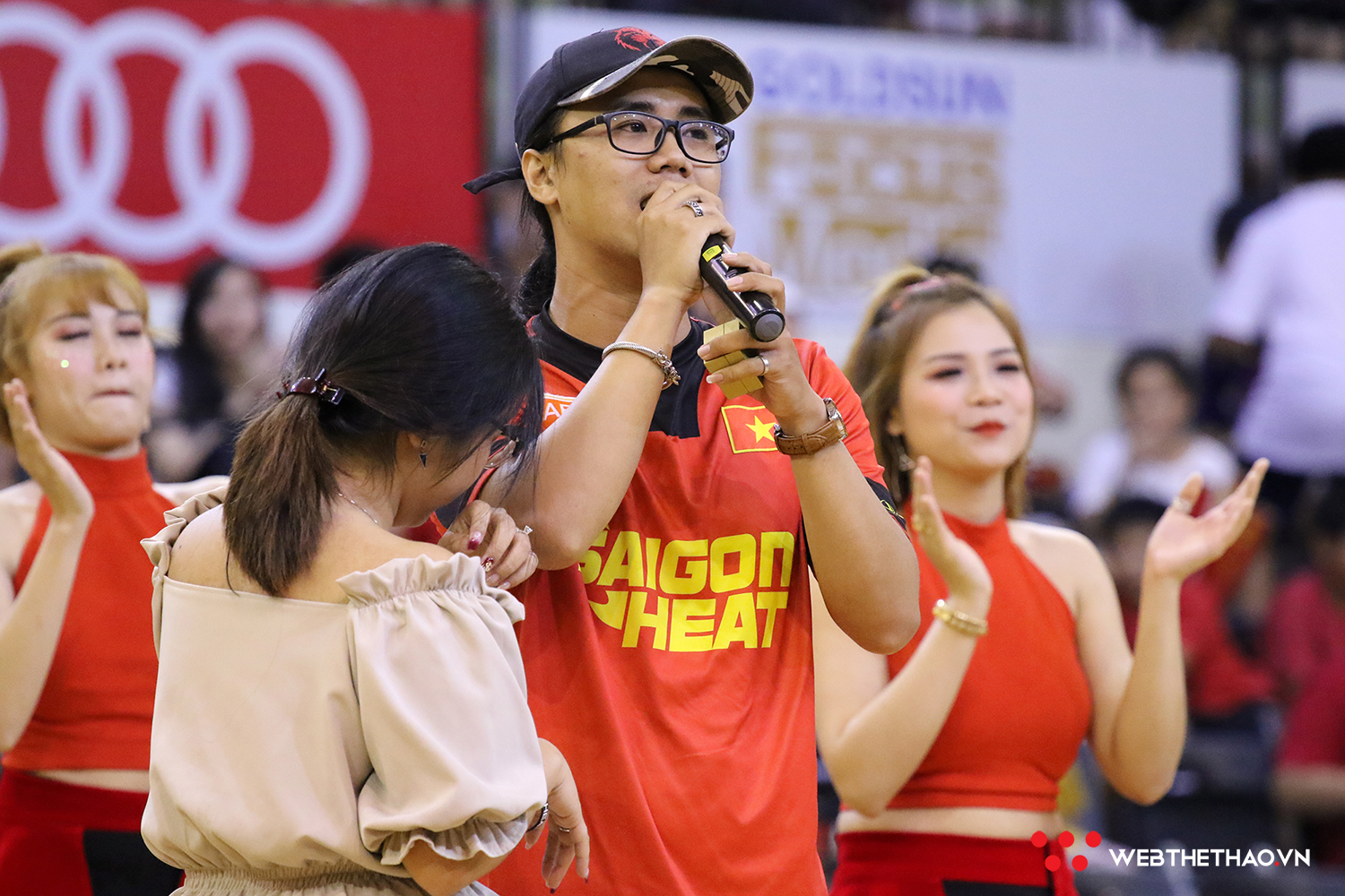 Người hâm mộ Saigon Heat vỡ oà với màn cầu hôn đầy cảm xúc của chàng MC Hoài Vũ